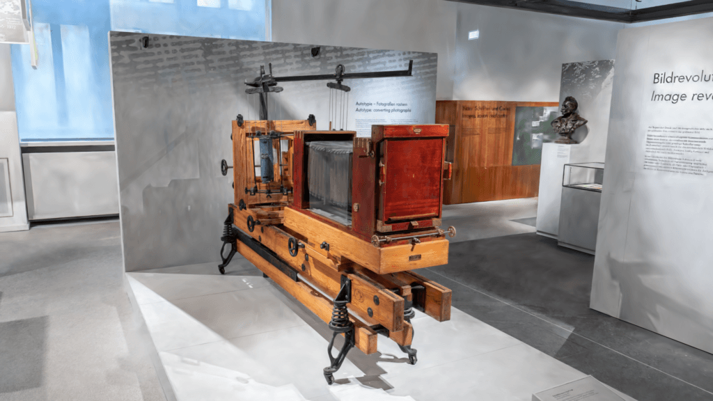 Photorealistic 3D reconstruction of a museum room with a historical camera