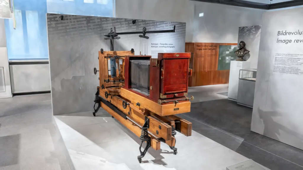 Photorealistic 3D reconstruction of a museum room with a historical camera